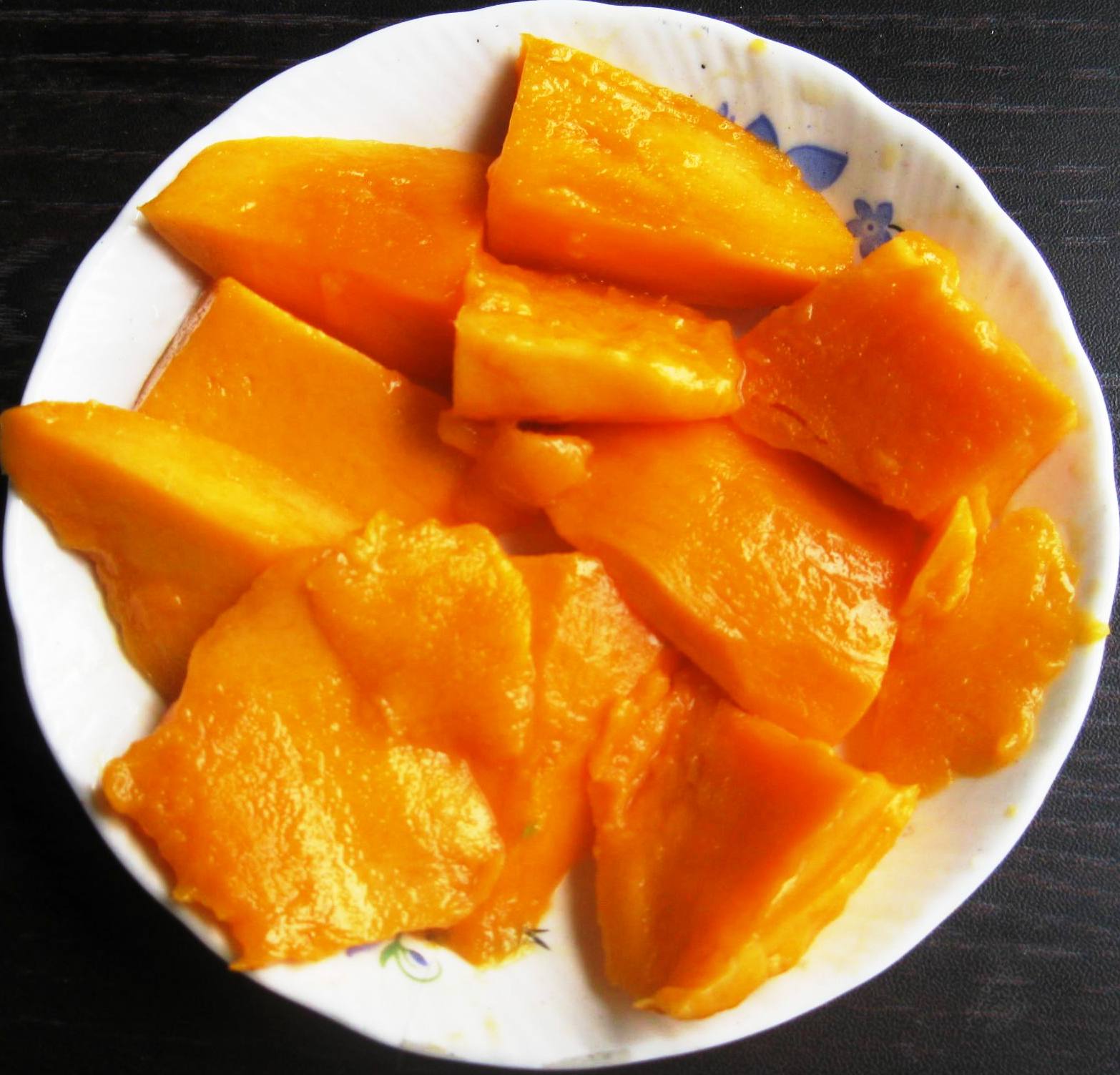 Sliced mango pieces on a plate for a clean beauty ingredient guide