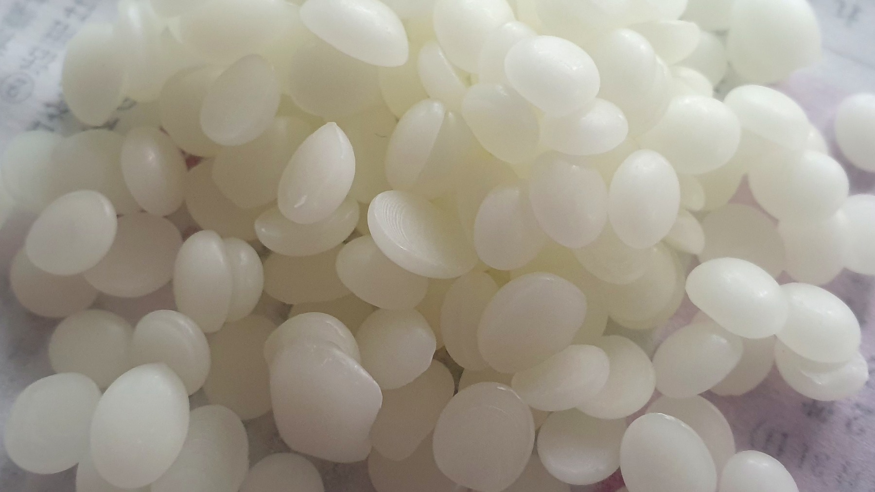 Pale beeswax pellets as a raw ingredient for a solid lotion bar concept